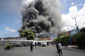 Fuerte incendio en ensambladora en Caracas