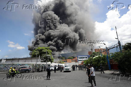 Fuerte incendio en ensambladora en Caracas