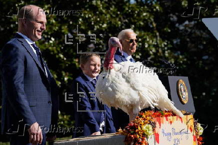 US President Biden pardons two turkeys on annual Thanksgiving tradition