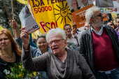 Luiza Erundina participa de caminhada no centro de SP