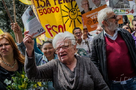 Luiza Erundina participa de caminhada no centro de SP