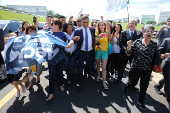 Acio Neves  recebido por militantes do PSDB ao chegar no Congresso