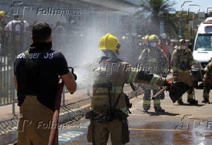 Bombeiros trabalham no rescaldo de um incndio no hospital Santa Luzia