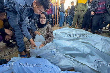 Folhapress - Fotos - People Mourn Palestinians Killed In Israeli ...