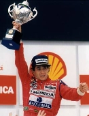O piloto brasileiro Ayrton Senna traz ainda a expresso de sofrimento no rosto ao receber o trofu do Grande Prmio Brasil