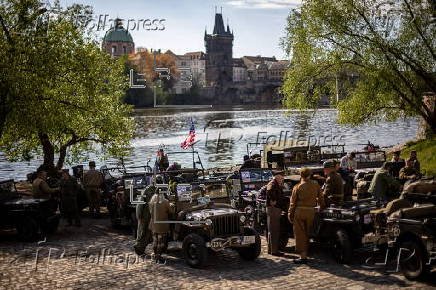 Amantes de la historia participan en el 'Convoy de la Libertad' en Praga