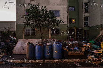 Recipientes para produtos qumicos levados pela cheia em bairro de Canoas (RS)