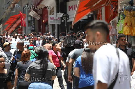 Consumidores lotam a Ladeira Porto Geral para compras de natal