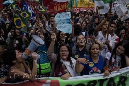 Estudantes protestam contra cortes na educao na av. Paulista (SP)