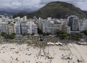 Vista da concentrao de manifestantes favorveis ao ex-presidente Jair Bolsonaro na praia de Copacabana, no Rio