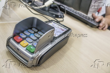 Mquina de cobrana de cartes de crdito e dbito para pagamento eletrnico