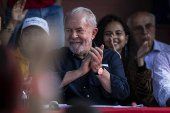 O ex-presidente Luiz Incio Lula da Silva, com jovens da comunidade Helipolis 