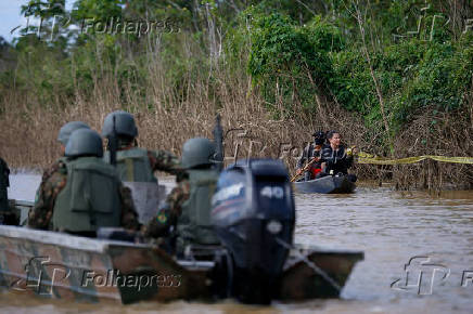 Policiais Federais realizam percia e isolam uma parte da margem do rio Itaqua