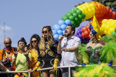 Boulos (PSOL) discursa em carro de som na Parada LGBTQIA+