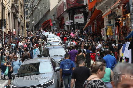 Consumidores lotam rua 25 de maro em So Paulo