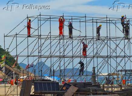 Montagem do palco para as festas de rveillon, nas areias da praia de Copacabana