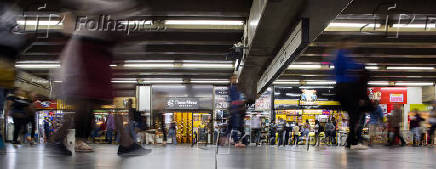 Folhapress - Fotos - Lojas na estação Brás da linha 3-vermelha do