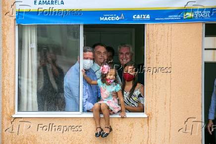 Bolsonaro entrega moradias para famlias de baixa renda em Alagoas