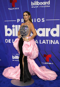 El negro y los diseos clsicos intervenidos dominaron la alfombra de los Latin Billboards