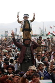 Houthi supporters protest againt the US and Israel in Sana'a