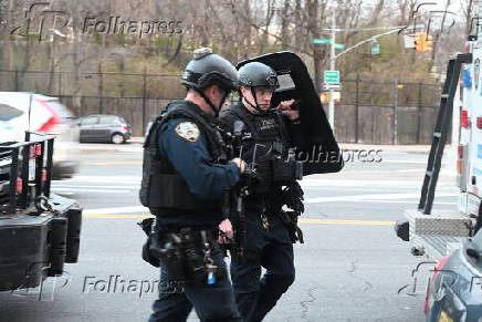 Mulher de 34 anos leva vrios tiros pelo corpo e  esfaqueada no nmero 2145 da Southern Boulevard, na seo West Farms do Bronx, em Nova York