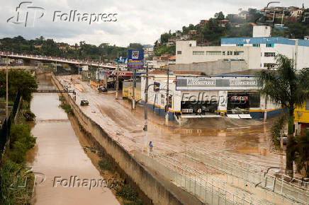 Chuva deixa centro de Franco da Rocha (SP) com muita lama 