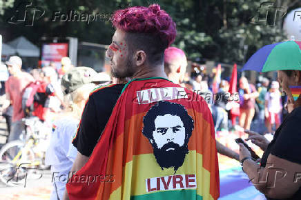 Manifestantes com faixa em defesa de Lula na Parada LGBT de SP