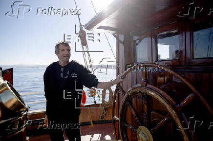 El barco que recrea la vuelta al mundo de Darwin llega a las Galpagos con su tataranieta