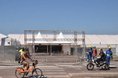 Montagem da estrutura do palco para o show de Madonna, em Copacabana (RJ), neste Domingo (1)