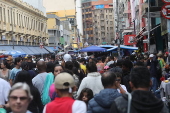 Movimentao na rua 25 de Maro em So Paulo