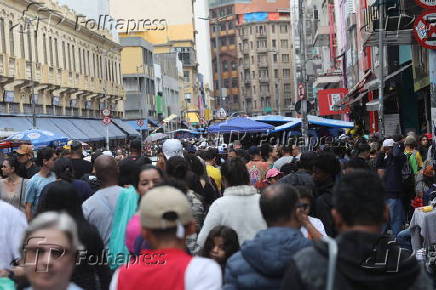 Movimentao na rua 25 de Maro em So Paulo