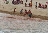 Praia do Leme, no Rio de Janeiro com s aguas na cor avermelhada