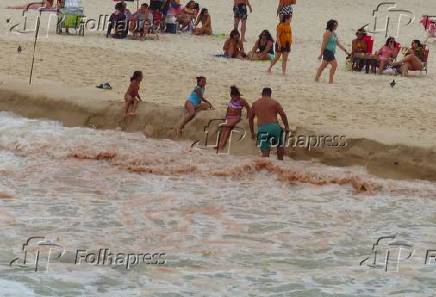 Praia do Leme, no Rio de Janeiro com s aguas na cor avermelhada