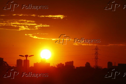 Pr-do-sol no vero de Manaus, AM.