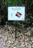 Placa informativa sobre o lixo abandonado na cachoeira Porta do Sol