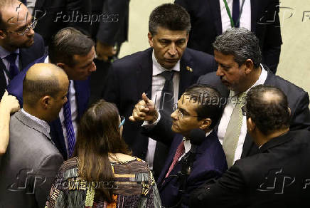 Deputado Arthur Lira, (PI), lder do PP na Cmara, conversa com o lder do governo, deputado Major Vitor Hugo (PSL-GO)