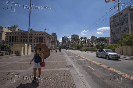 Baixo movimento de pessoas e carros no Viaduto do Ch (SP)