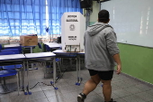 Eleitores vo s urnas pra exercer o direito ao voto