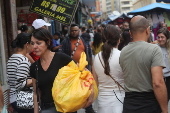 Movimentao na Rua 25 de Maro em So Paulo