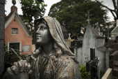 Escultura no cemitrio do Ara
