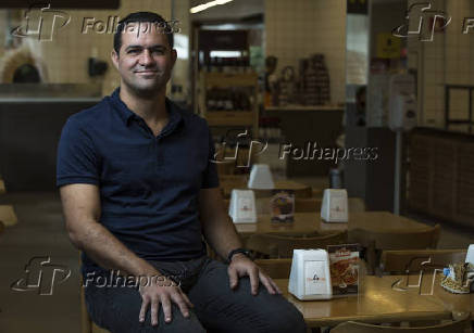 Andr Jardine posa para foto durante entrevista em padaria na zona oeste de SP