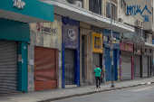Lojas fechadas na rua 25 de Maro