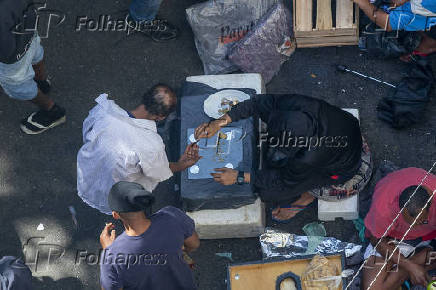 Movimentao de usurios de droga na rua Helvtia, na regio central de So Paulo 