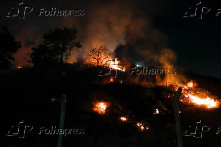 Incndio em mata prximo a residncias