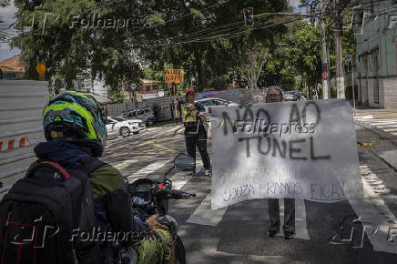 Ato contra corte de ravores para construo de tnel na Sena Madureira