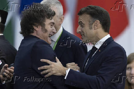 Os presidentes Javier Milei e Emmanuel Macron se cumprimentam no G20