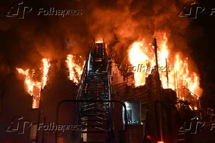 Incndio de 4 alarmes em um prdio de vrios andares na Graham Avenue em Williamsburg, Brooklyn, Nova York