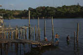 Povoado do ''Beirado'', formado por palafitas s margens do Rio Jari, em Laranjal do Jari