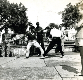 Homens treinam boxe em rua do bairro da Casa Verde