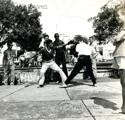 Homens treinam boxe em rua do bairro da Casa Verde